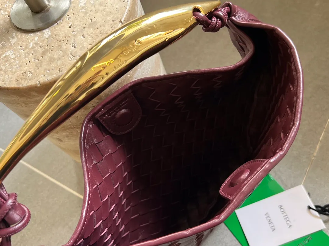 Bv's new autumn and winter style Sardine SARDINE 💙The new season Sardine is so attractive to Bv fans🎈 Metal handles and classic weaving are combined together, a perfect blend of artistry and elegance and fashion. Through exquisite craftsmanship, a brand new sardine-shaped handle is cast, with brass material as the finishing touch. Each handle has a unique shallow effect. The top-grade sheepskin material is woven to create a half-moon-shaped bag body. There is no excessive embellishment, elegant and generous! Every color brings a sense of autumn and winter atmosphere! Fashionable and high-end 🤏 Size: 33x20x4 p1860 Model: 7468#